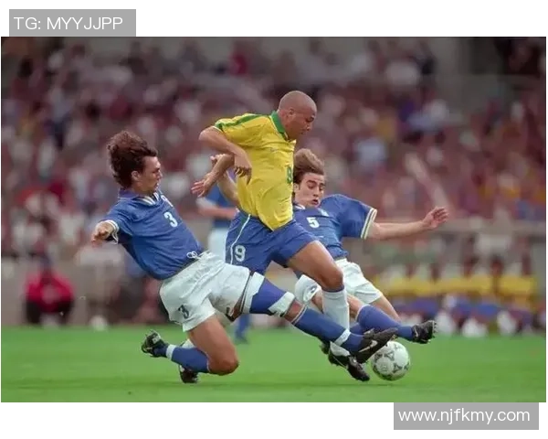 孤独的足球巨星：聚光灯下的孤立与心灵的坚守