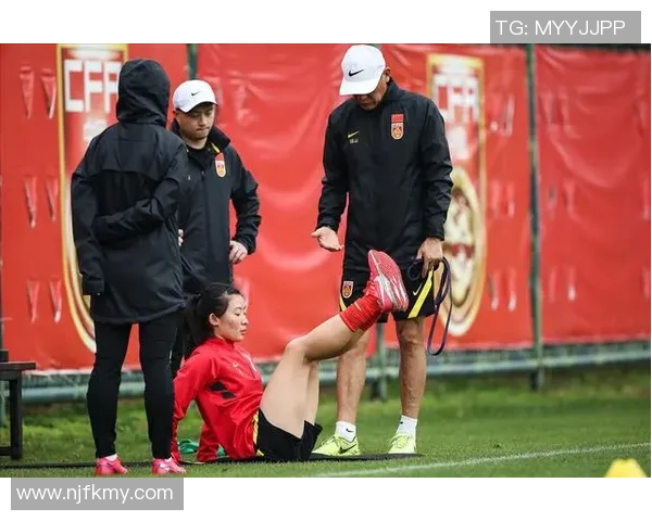 足球女主持人意外遭球星亲吻现场反应引发热议瞬间成话题焦点 足球女主持人意外遭球星亲吻现场反应引发热议瞬间成话题焦点