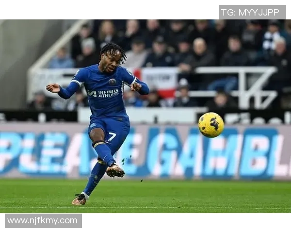 足球球星任意球训练日常揭秘技巧与专注力背后的艰辛与坚持