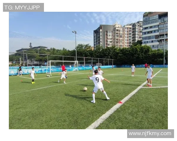 通过童年照片猜测足球巨星的成长历程和背后的故事